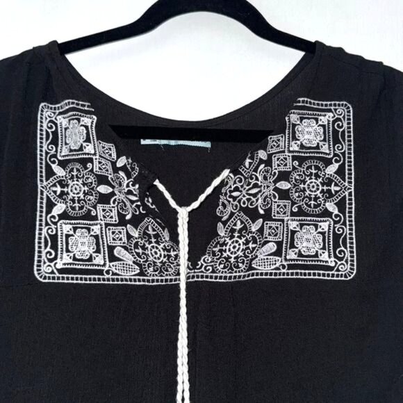 Maurices Black & White Embroidered Sleeveless Top M - Picture 2 of 6